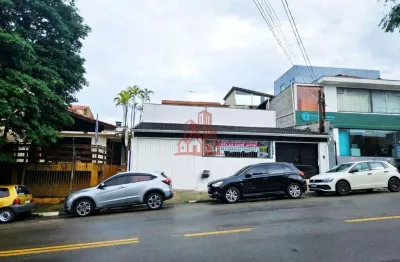 Casa comercial com 260m², 4 salas, 3 banheiros. Próxima ao Fórum de Cotia.