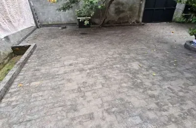 Oportunidade 2 maravilhosas casas  no centro 3 e 2 quartos c garagem e terraço