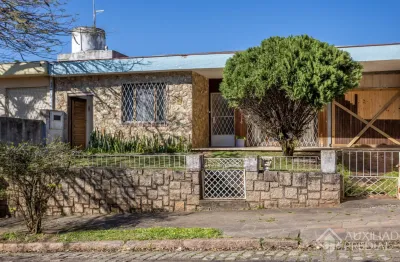 Casa a venda no bairro três figueiras, porto alegre. 3 dormitórios, banheiro, cozinha fechada. pátio. anexo com churrasqueira depósito e banheiro auxiliar. venha conhecer. para mais informações e visi