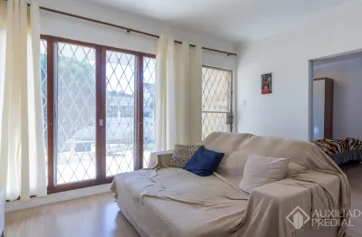 Casa a venda no bairro três figueiras, porto alegre. 3 dormitórios, banheiro, cozinha fechada. pátio. anexo com churrasqueira depósito e banheiro auxiliar. venha conhecer. para mais informações e visi