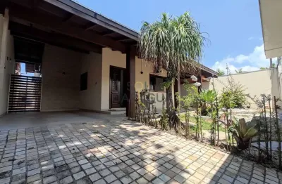 Casa com piscina a poucos metros da praia no indaiá em caraguá