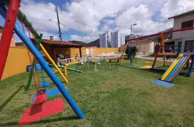 Casa térrea em condomínio com piscina a 500m da orla da praia martim de sá