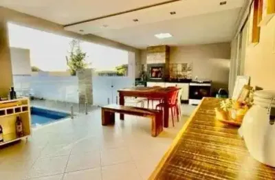 Casa 03 quartos com piscina em condomínio na glória