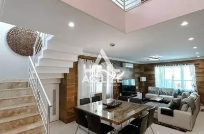 Casa com área gourmet e piscina em condomínio na granja dos cavaleiros