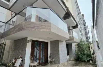 Linda casa, de frente e sol da manhã, em jardim camburi - vitória - es