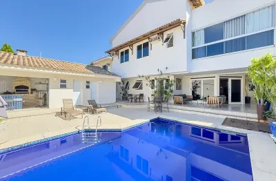 Lindíssima casa duplex no bairro mata da praia, bem localizada.