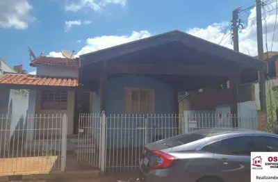 Casa à venda no centro de sumaré-sp, sendo 1 casa na frente (2 dormitórios) e outra nos fundos (1 dormitório).