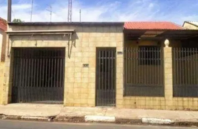 Casa à venda no centro de sumaré-sp: 3 quartos, 1 sala, 2 banheiros, 2 vagas de garagem. com casa nos fundos com entrada independente.