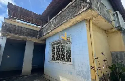 Casa ampla com terraço, excelente localização e precisa de melhorias!