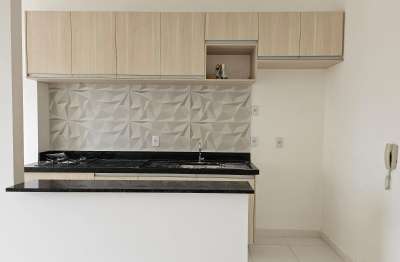 Apartamento 2 dormitórios, andar alto, cozinha e banheiro planejado.