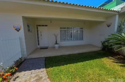 Casa à venda, 3 suítes, piscina coberta semi-aquecida, próxima a aabb de coqueiros - florianópolis - sc