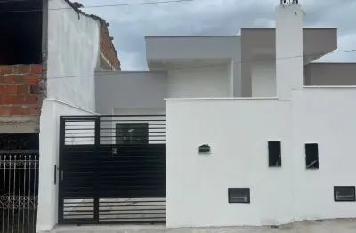Casa em andamento localizada na rua hilda frança, ideal para quem busca praticidade e conforto. o imóvel conta com 2 quartos, sala, cozinha, banheiro social, área de serviço e uma excelente área gourm