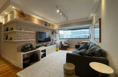 Lindo apartamento reformado de 3 dorms (1 suíte) e 2 vagas à venda na vila olímpia!