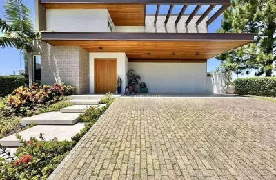 Casa moderna com integração perfeita, acabamentos de alto padrão e área gourmet com piscina