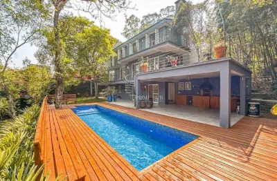 Casa espaçosa com piscina e espaço gourmet em condomínio exclusivo