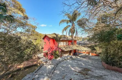 Casa rústica com vista deslumbrante para área verde em condomínio na granja viana