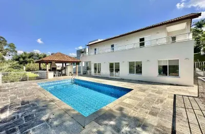 Casa de alto padrão com 5 dormitórios, 4 suítes, espaço gourmet e piscina