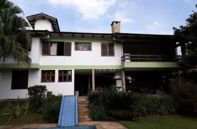 Ampla casa com área de lazer completa e paisagismo exclusivo