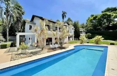 Casa moderna integrada com vista para área de preservação permanente