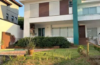 Casa ampla em condomínio fechado com lazer completo e segurança 24h