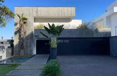 Casa luxuosa com vista para o campo de golf e piscina com borda infinita