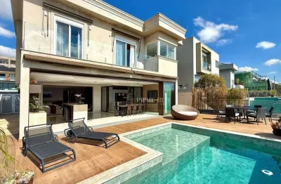 Casa de luxo mobiliada com 4 suítes, piscina aquecida e vista para a mata em condomínio exclusivo
