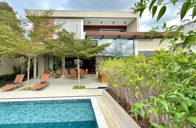 Casa de luxo mobiliada com 4 suítes, piscina e espaço gourmet em condomínio fechado