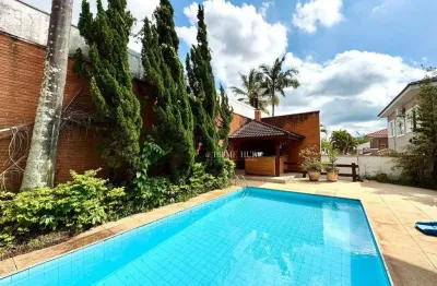 Casa ampla com piscina e churrasqueira em condomínio exclusivo – 4 suítes e espaço gourmet