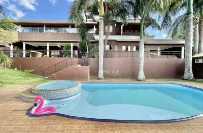 Residência moderna com vista para área verde e espaço gourmet completo