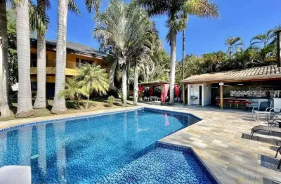 Casa confortável com ótimo acabamento e localização na granja viana