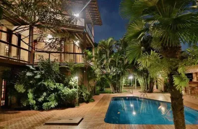 Casa atemporal com 7 suítes, piscina e espaço gourmet na aldeia da serra – condomínio morada dos pássaros