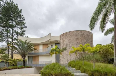 Casa de luxo com 4 suítes, piscina e espaço zen no coração de alphaville