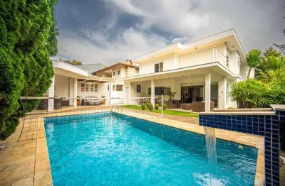 Casa elegante com lago de carpas e área gourmet na granja viana