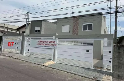 Lindo sobrado isolado com excelente localização na granja viana