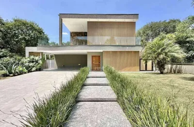 Casa sofisticada e aconchegante no condomínio reserva santa maria