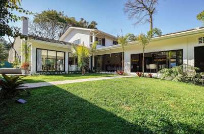 Casa reformada e encantadora com jardim privativo na granja viana