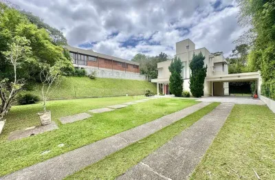 Linda casa envidraçada, avarandada e integrada à natureza — condomínio fechado na granja viana