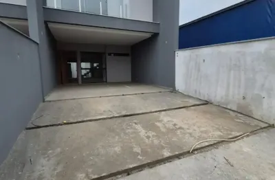 Luxuoso sobrado c/166m2/1suíte c/26m2 + 2dorm/2vagas/6mtabertura/amplo terreno nos fundos/ costa e silva - joinville - sc