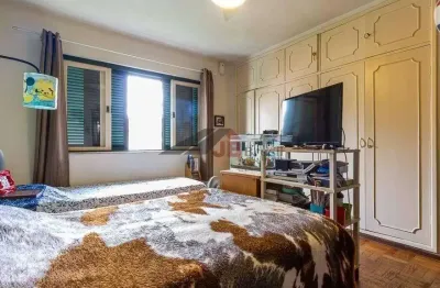 Campo belo excelente sobrado em rua tranquila , próximo ao metrô, com sistema de segurança, cerca elétrica, jardim , 4 vagas de garagem, hall de entrada, living para 3 ambientes, sala de jantar, copa/