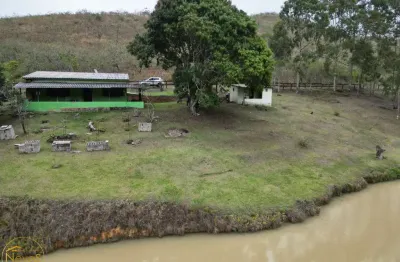 Vendo casa no bairro lagoa das lontras em miguel pereira - rj.