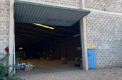Galpão comercial para locação, com 1.750 m2 de área construída.