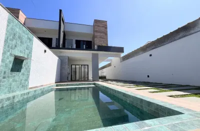 Sobrado frente ao mar de alto padrão, com piscina e churrasqueira !