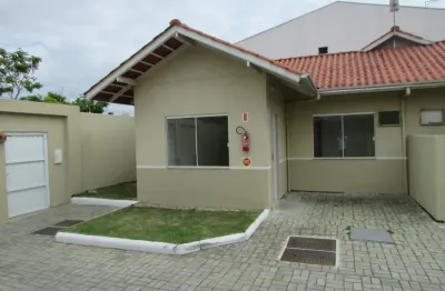 Casa mobiliada dentro de um condomínio, inclusive com máquina de lavar roupas e ar condicionado