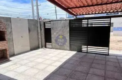 Casa com entrada individual em ótima localização em pau amarelo!