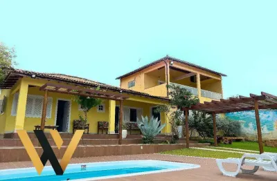 Casa de alto - um refúgio privativo com 3 residências e muito verde.