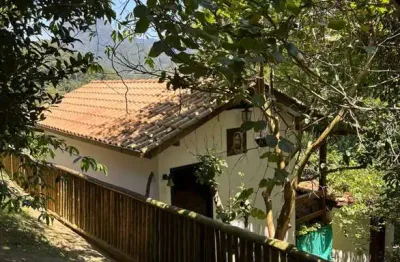 Casa a venda localizada na pedra riscada com vista para várias montanhas.