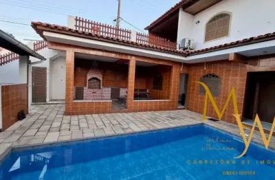 Excelente casa com piscina, área gourmet,  salão de jogos e de festa.