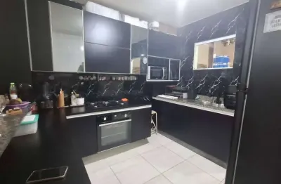 Casa mobiliada em condomínio fechado,a poucos metros da praia.