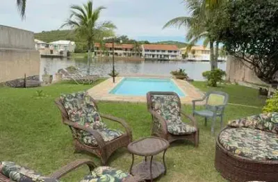 Casa na Ogiva – Frente para o Canal Navegável com Deck Privativo