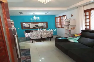 Sobrado amplo com 03 quartos, churrasqueira e 02 vagas no bandeiras